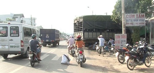 Tài xế ngủ gật, xe tải tông vào nhà dân - ảnh 1