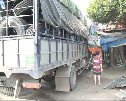 Tài xế ngủ gật, xe tải tông vào nhà dân - ảnh 2