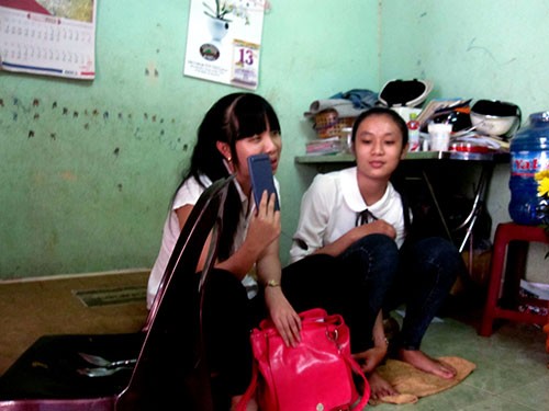 Công an chở hai thí sinh bị mất giấy tờ đến tận phòng thi - ảnh 1