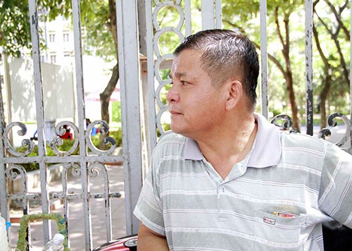 Đưa con đi thi, phụ huynh chật vật tìm chỗ trốn cái nắng 40 độ - ảnh 11