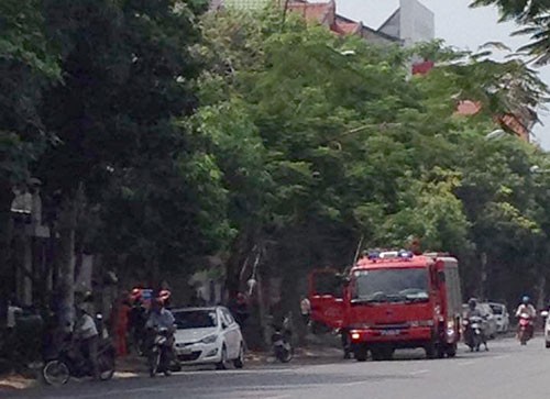 Cột điện bốc lửa ngùn ngụt, người đi đường hoảng hốt - ảnh 1