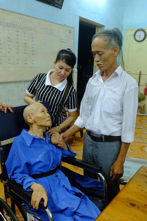 Bàn giao bệnh binh 70 tuổi cho gia đình sau gần 50 năm thất lạc - ảnh 1