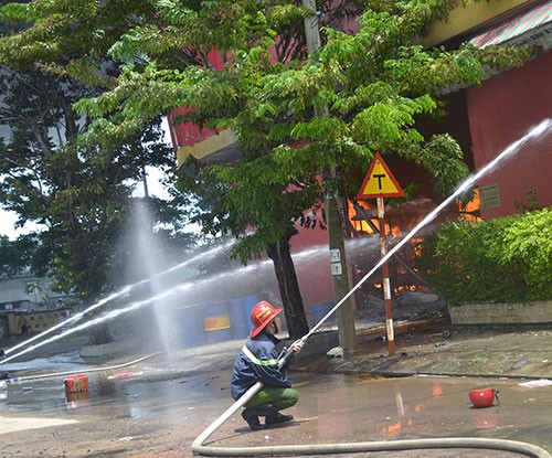 Cháy dữ dội tại công ty sơn ở Đà Nẵng - ảnh 3