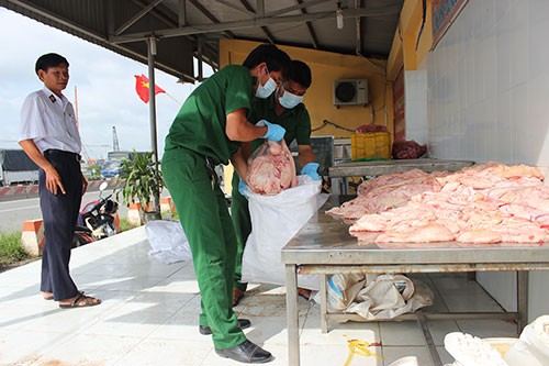 Tiêu hủy 180kg mỡ heo không đảm bảo vệ sinh - ảnh 1