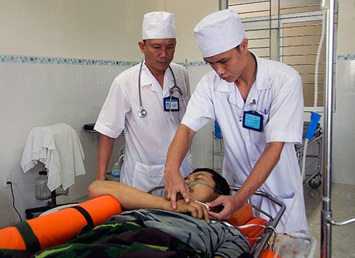 Tàu Vùng 4 Hải quân cứu ngư dân bị nạn ở Trường Sa - ảnh 1