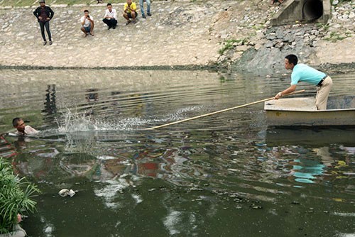 Bị truy bắt, người đàn ông nhảy xuống sông Tô Lịch - ảnh 2