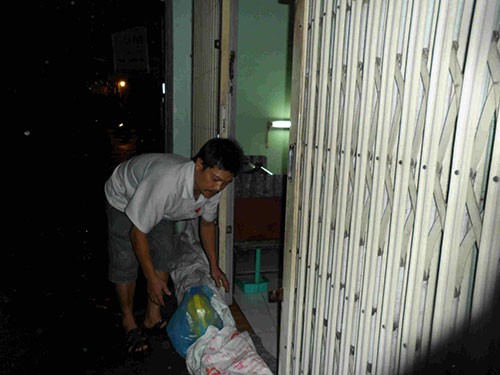 Người dân trắng đêm canh nước tràn vào nhà - ảnh 2