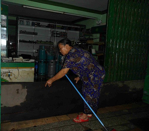 Người dân trắng đêm canh nước tràn vào nhà - ảnh 5