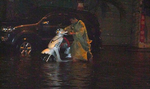Người dân trắng đêm canh nước tràn vào nhà - ảnh 1