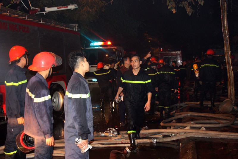 Cháy lớn thiêu rụi hai ngôi nhà trong đêm - ảnh 1