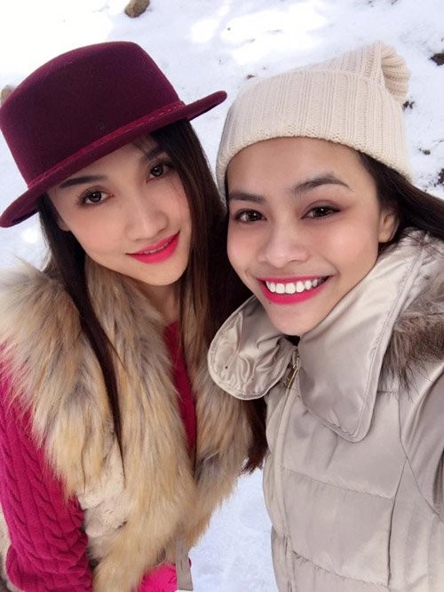 Nụ cười tỏa nắng mang thương hiệu Hà Hồ cũng xuất hiện trên gương mặt cô gái trẻ