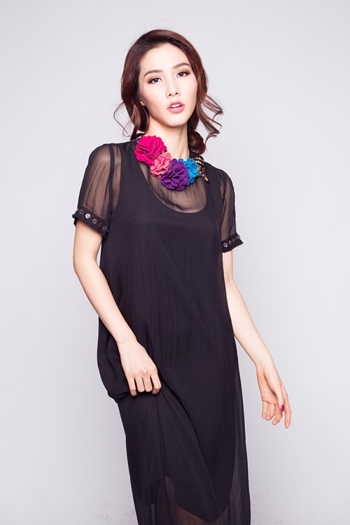 Diễm My 9X khoe đường cong trong váy bó