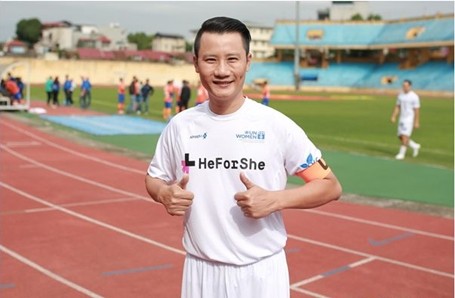 Hoàng Bách được biết đến là một ca sỹ rất yêu bóng đá.