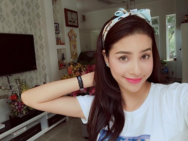 Hoa hậu Phạm Hương điệu đà mím môi, đánh má hồng, môi hồng đào phớt nhẹ.
