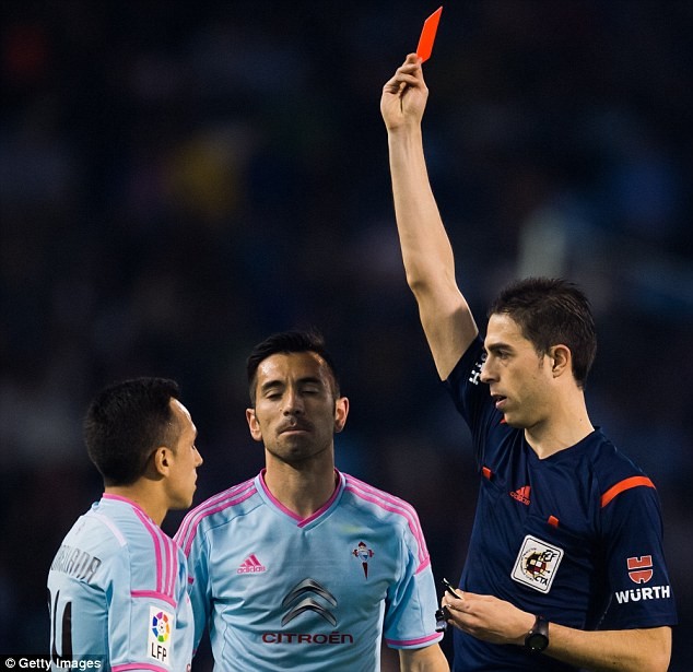 Câu giờ, Busquets bị đối thủ tấn công bằng… cỏ - ảnh 1