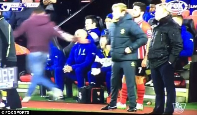 Fan Arsenal trả giá đắt vì cố đánh… Wenger - ảnh 1