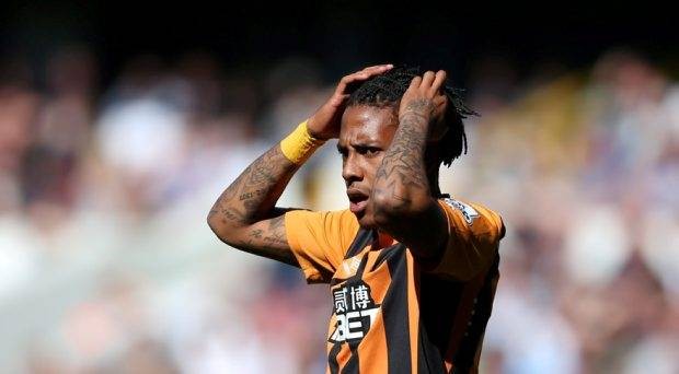 Tiền đạo Hull City trả giá đắt vì đấm người M.U - ảnh 1