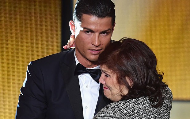 Mẹ CR7 bị tạm giữ vì mang quá nhiều... tiền - ảnh 1