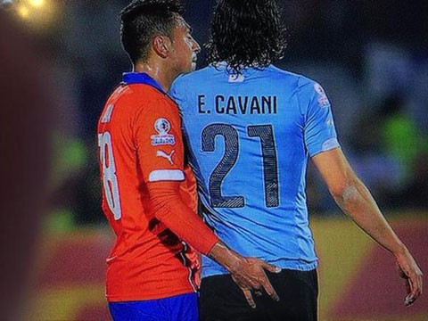 Sàm sỡ Cavani, cầu thủ Chile bị treo giò hết giải - ảnh 1