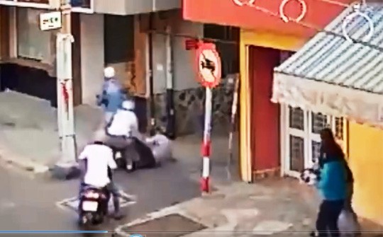 Anh Hải bị băng cướp kéo lê một đoạn 40 m. Xung quanh có khá nhiều người chứng kiến nhưng không đến hỗ trợ