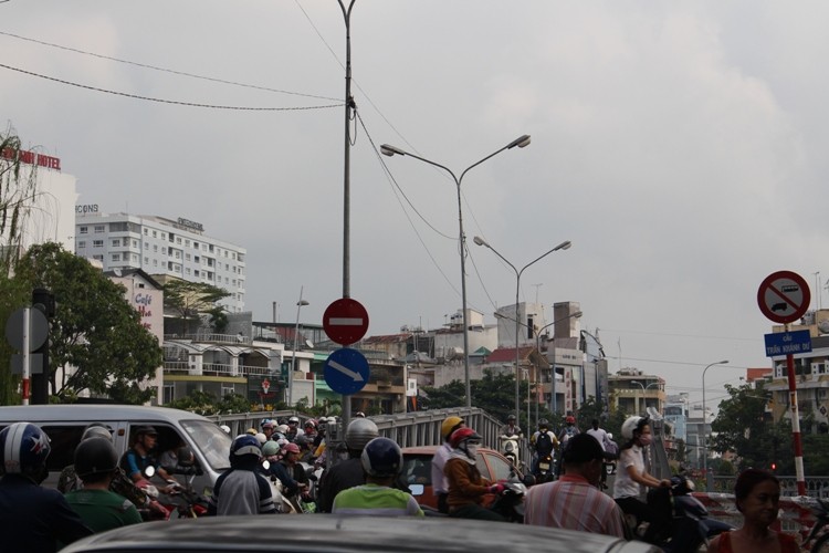 Cầu Trần Khánh Dư sáng chiều đều... kẹt - ảnh 4