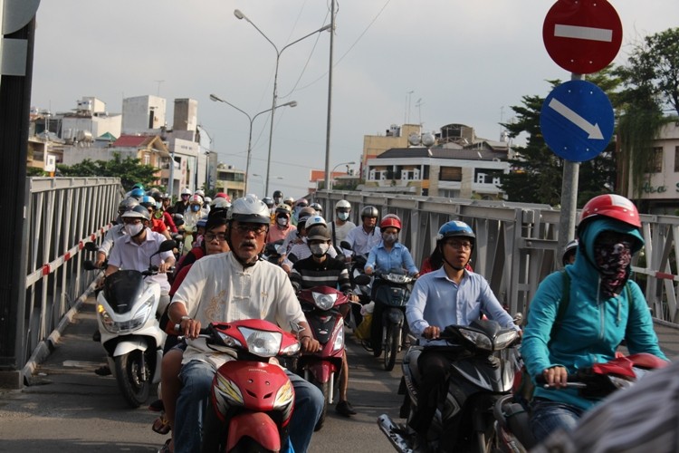 Cầu Trần Khánh Dư sáng chiều đều... kẹt - ảnh 5