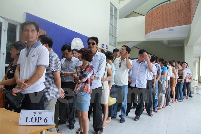 Phụ huynh mướt mồ hôi 'vây' trường mua hồ sơ - ảnh 6