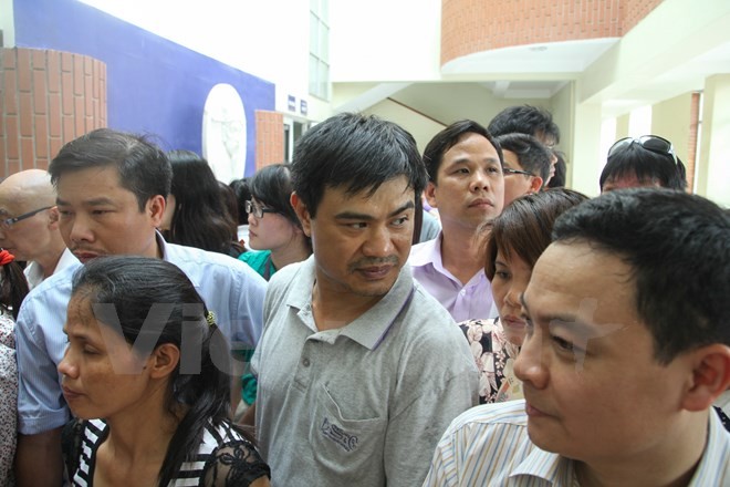 Phụ huynh mướt mồ hôi 'vây' trường mua hồ sơ - ảnh 9