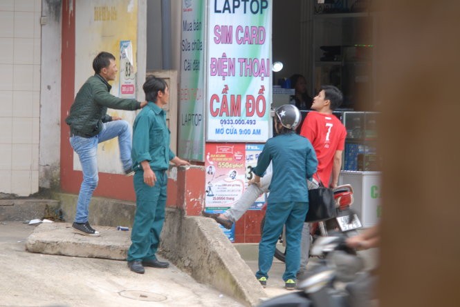 Một mình nữ dân quân tự vệ không thể ngăn cản được sự hung hăng của cả hai bên