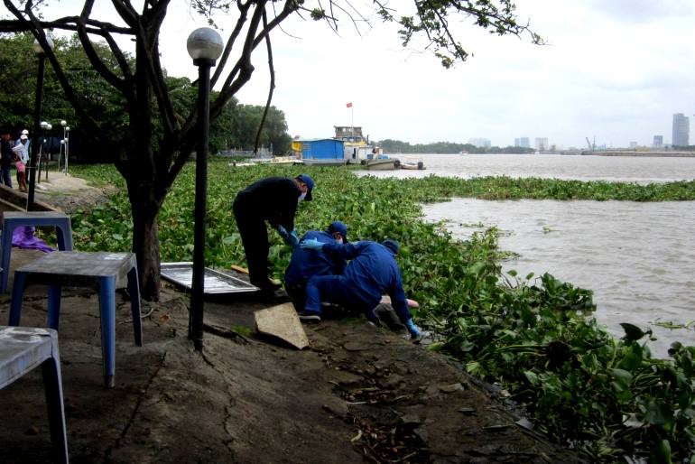 Đang uống cà phê, hoảng hồn phát hiện xác chết - ảnh 2