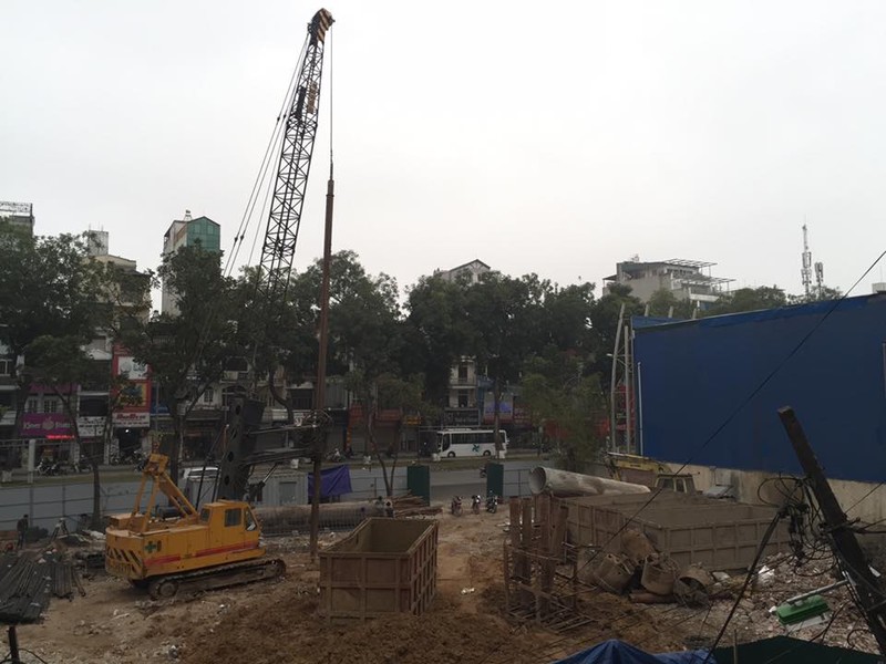 Hà Nội: Cần cẩu cạnh khu tập thể bất ngờ đổ sập giữa đêm - ảnh 2
