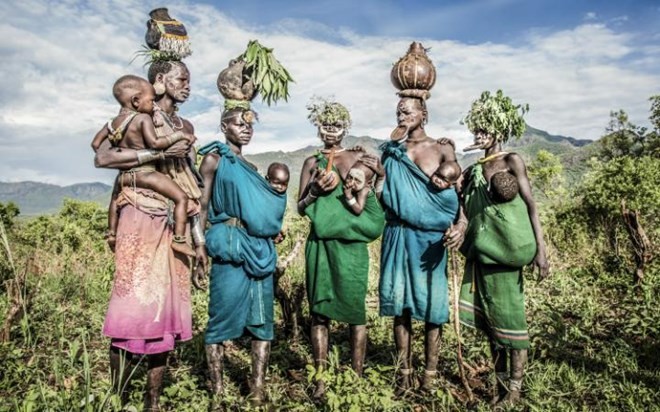 Kỳ lạ phong tục xẻ môi để lồng đĩa của bộ tộc ở Ethiopia - ảnh 2