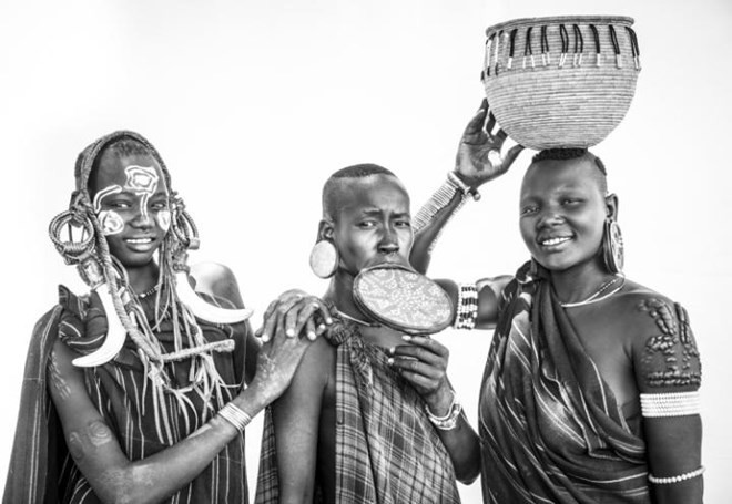 Kỳ lạ phong tục xẻ môi để lồng đĩa của bộ tộc ở Ethiopia - ảnh 6