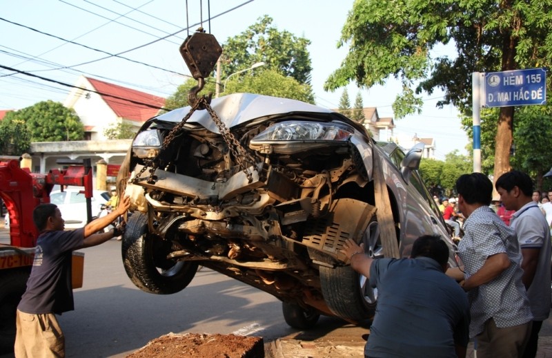 Đầu xế hộp nát như tương sau khi tông gãy cột điện - ảnh 1