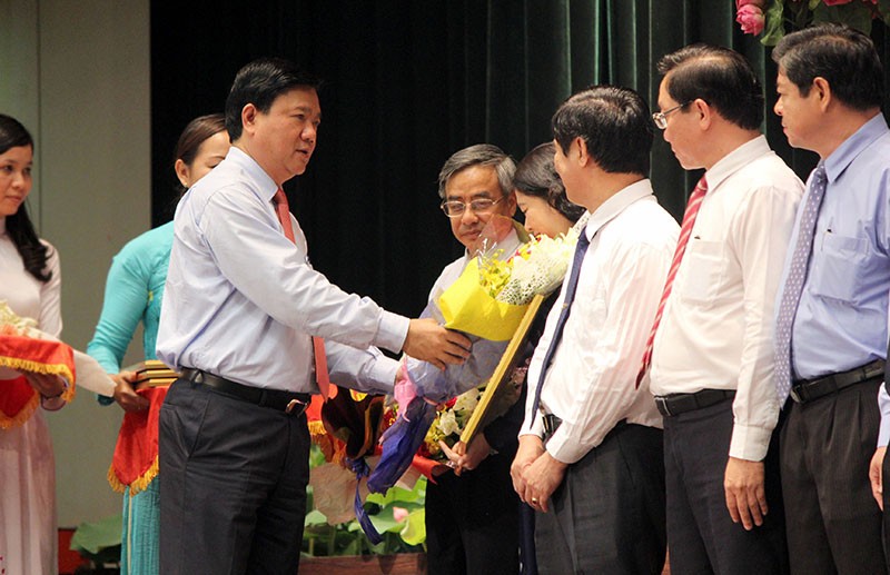 Bí thư Thăng: 'Cần loại bỏ tư tưởng ỷ lại bằng cấp' - ảnh 2