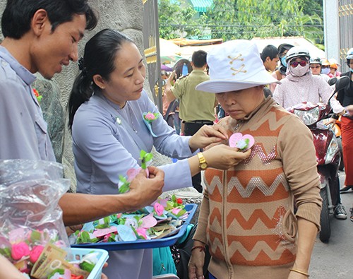 Nhiều người đến chùa dịp rằm tháng bảy - ảnh 2