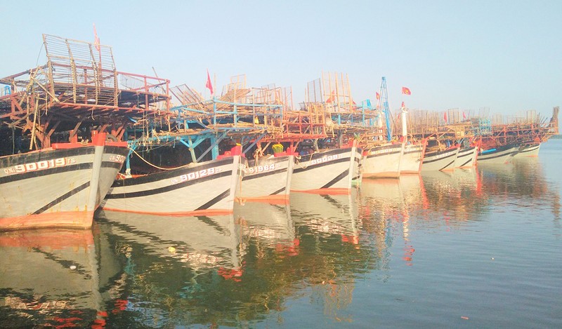 Đoàn tàu vỏ thép mang băng rôn chủ quyền vươn khơi - ảnh 1
