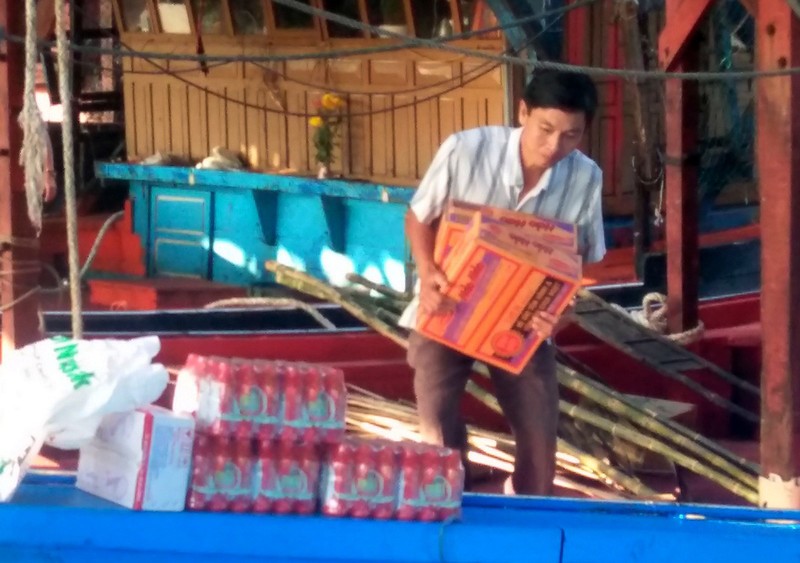 Đoàn tàu vỏ thép mang băng rôn chủ quyền vươn khơi - ảnh 4