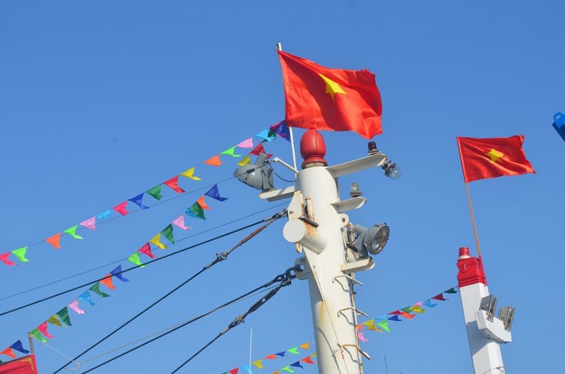 Đoàn tàu vỏ thép mang băng rôn chủ quyền vươn khơi - ảnh 5