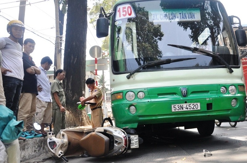 Hàng chục người đẩy xe buýt cứu người phụ nữ bị kẹt dưới gầm - ảnh 1
