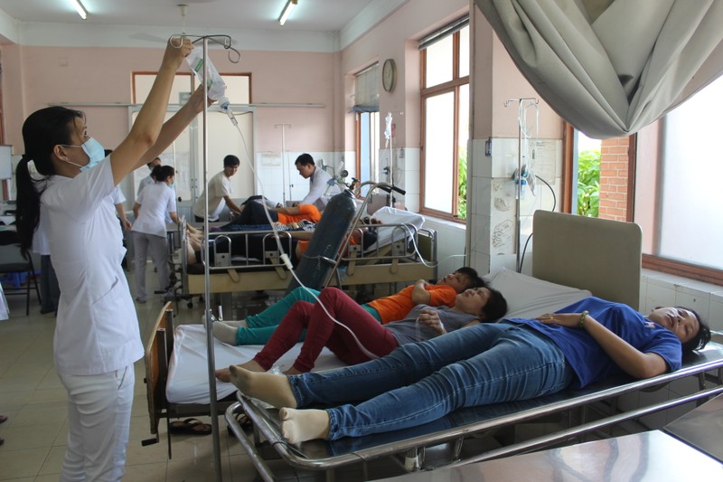 Hít khí lạ, hàng chục công nhân tại TP.HCM nhập viện cấp cứu - ảnh 2