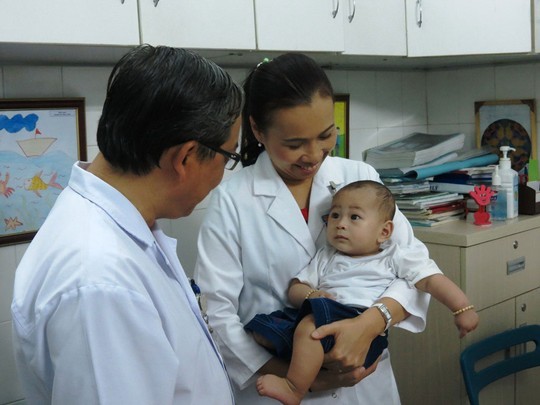 Bé Nguyễn Quốc Huy trở lại Bệnh viện Nhi Đồng 1 tái khám khi 6 tháng tuổi Bé Nguyễn Quốc Huy trở lại Bệnh viện Nhi Đồng 1 tái khám khi 6 tháng tuổi