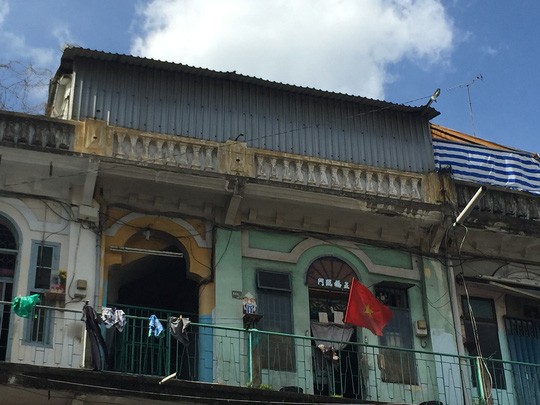Một số căn nhà trong chung cư 440 Trần Hưng Đạo (phường 11, quận 5) tường bị nứt nên phải dùng mái tôn che chắn lại