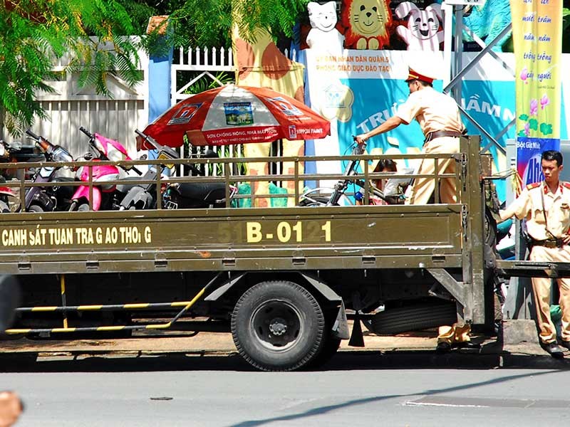 CSGT chở xe vi phạm về đội xử lý. Ảnh: HTD