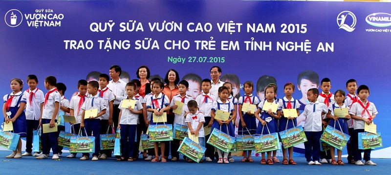 Vinamilk tặng 500 thùng sữa cho trẻ em Quảng Ninh - ảnh 2