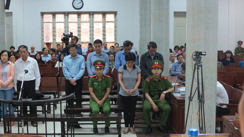 Cựu ĐBQH Châu Thị Thu Nga cúi đầu nghe tuyên án.