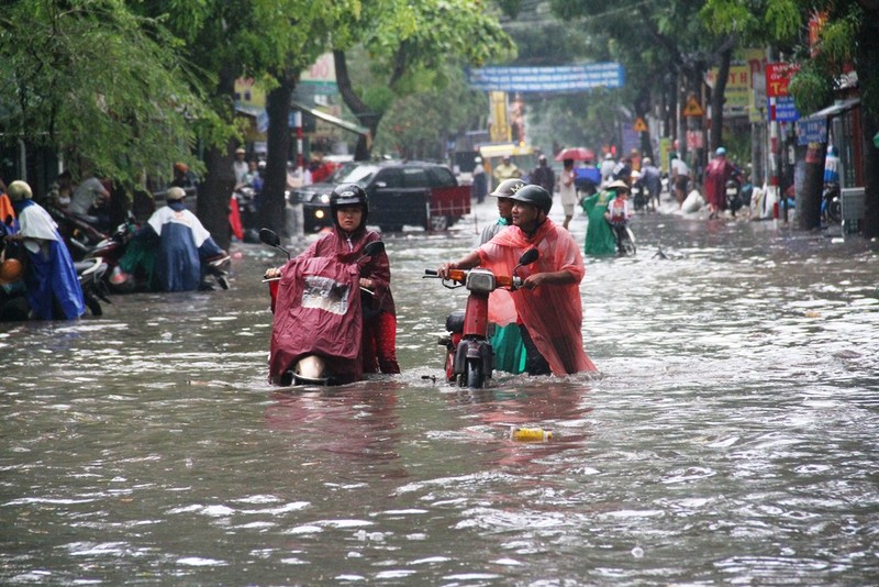 Mưa lớn, đường Sài Gòn lại ngập - ảnh 4