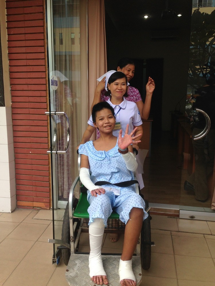Bé gái bị mẹ tưới xăng đốt cười tươi khi xuất viện - ảnh 1