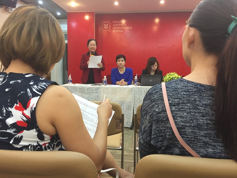 Bà Nguyễn Hoa Mai (người đứng), Hiệu trưởng Hệ thống trường Dân lập Quốc tế Việt Úc trao đổi với phụ huynh lớp 1/3