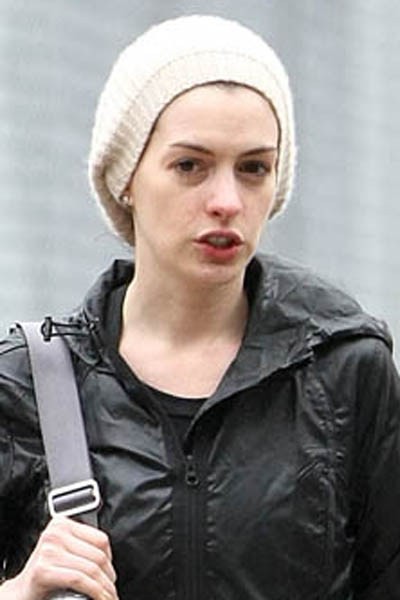 Anne Hathaway chưa đầu tư nhiều cho lần dạo phố này 2